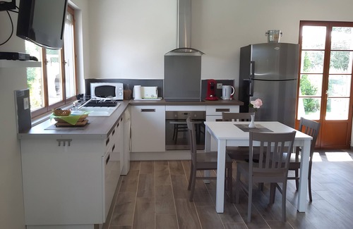 Sanguinet House | Holiday Home 'Gîte 1 Lac Nature Piscine' with Shared Pool, Wi-Fi and Air Conditioning