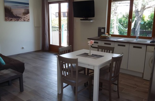 Sanguinet House | Holiday Home 'Gîte 1 Lac Nature Piscine' with Shared Pool, Wi-Fi and Air Conditioning