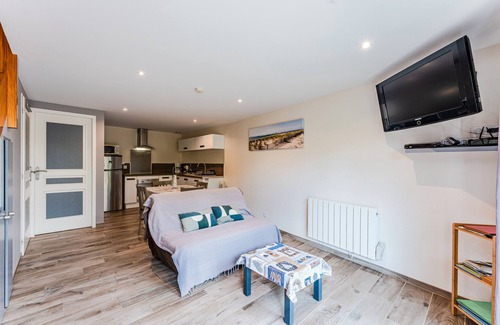 Sanguinet House | Holiday Home 'Gîte 2 Lac Nature Piscine' with Shared Pool, Wi-Fi and Air Conditioning