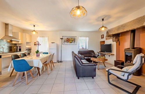 Cleder House | Holiday Home 'Gîte De Pen Ar Mor' with Private Terrace, Private Garden and Wi-Fi