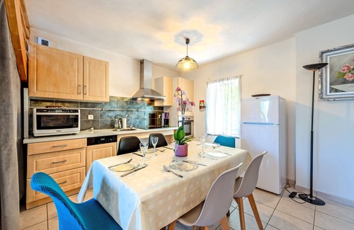 Cleder House | Holiday Home 'Gîte De Pen Ar Mor' with Private Terrace, Private Garden and Wi-Fi