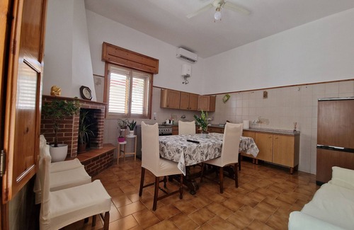 Collepasso House | Holiday Home 'Gm Casa Vacanze Con Giardino' with Private Terrace, Wi-Fi and Air Conditioning