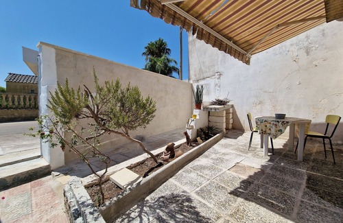 Collepasso House | Holiday Home 'Gm Casa Vacanze Con Giardino' with Private Terrace, Wi-Fi and Air Conditioning