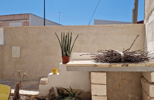 Collepasso House | Holiday Home 'Gm Casa Vacanze Con Giardino' with Private Terrace, Wi-Fi and Air Conditioning