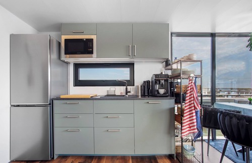Knieper Nord House | Holiday Home 'Hausboot Seeadler Stralsund' with Sea View, Private Terrace and a sauna
