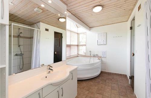 Oster Somarken House | Holiday Home Holsteroddevej Xii