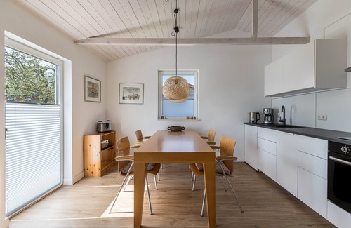 Hellert House | Holiday Home "Holtdeel" with Private Garden & Wi-Fi