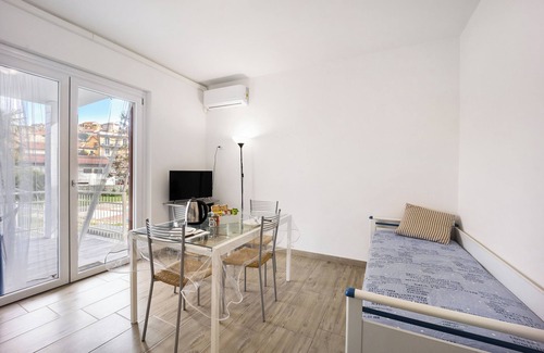 Imperia House | Holiday Home 'Il Gattino Di Porto Appartamento 2' with Shared Pool, Wi-Fi and Air Conditioning