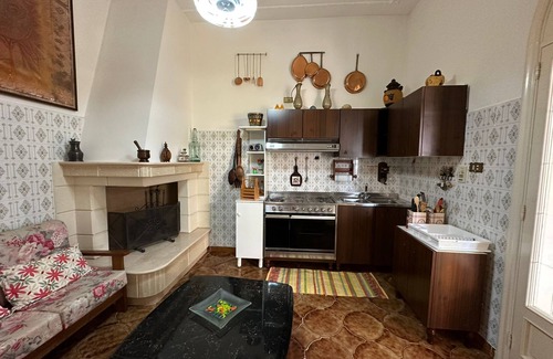 Botrugno House | Holiday Home 'Il Giardino Di Violetta' with Private Garden and Air Conditioning