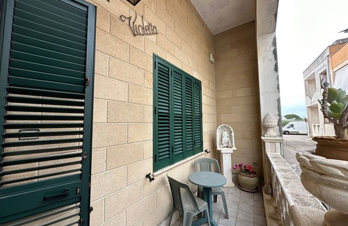 Botrugno House | Holiday Home 'Il Giardino Di Violetta' with Private Garden and Air Conditioning