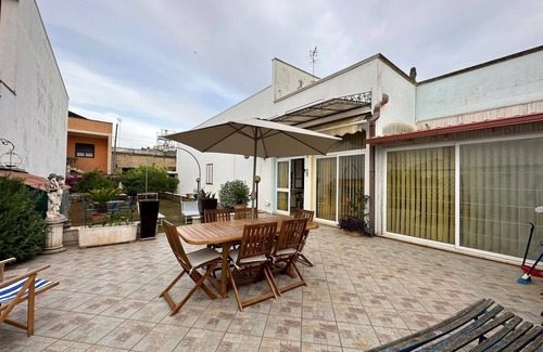 Botrugno House | Holiday Home 'Il Giardino Di Violetta' with Private Garden and Air Conditioning