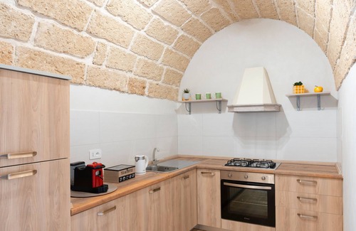 Castri di Lecce House | Holiday Home 'Il Rifugio Sotto La Volta' with Private Terrace, Wi-Fi and Air Conditioning