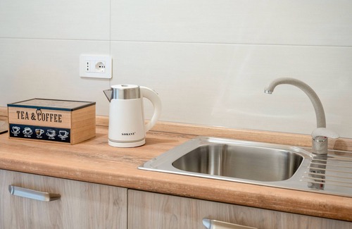 Castri di Lecce House | Holiday Home 'Il Rifugio Sotto La Volta' with Private Terrace, Wi-Fi and Air Conditioning
