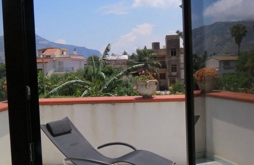 Partanna House | Holiday Home 'Il Roseto Di Betty E Salvo' with Private Terrace, Wi-Fi and Air Conditioning