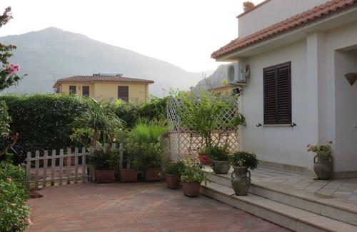 Partanna House | Holiday Home 'Il Roseto Di Betty E Salvo' with Private Terrace, Wi-Fi and Air Conditioning