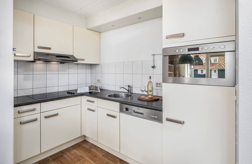 Bruinisse House | Holiday Home in Aquadelta with Garden