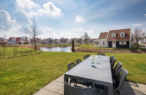 Bruinisse House | Holiday Home in Aquadelta with Garden