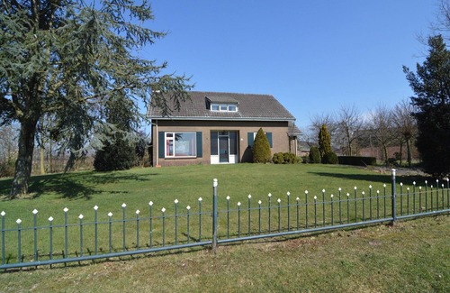 Elsendorp House | Holiday Home in Elsendorp with Garden