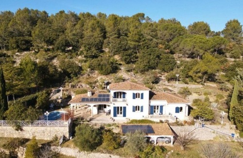 Goudargues House | Holiday Home in Goudargues with Heated Pool