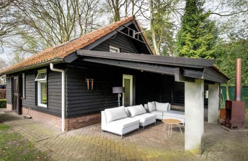 Leende House | Holiday Home in Leende with Hot Tub & Garden