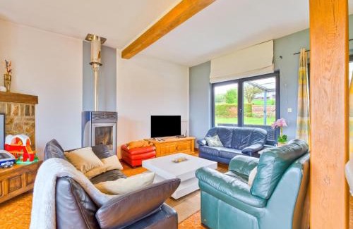 Lierneux House | Holiday Home in Lierneux with Private Garden