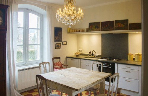 Lourmarin House | Holiday Home in Lourmarin – Stunning View of the Château