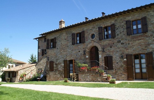 Montone House | Holiday Home in Montone with Pool & Terrace