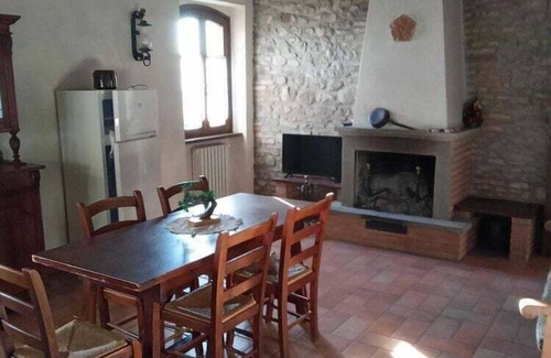 Montone House | Holiday Home in Montone with Pool & Garden