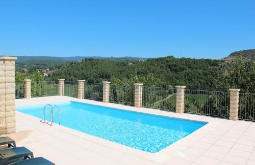 Chassagnes House | Holiday Home in Toulon with Pool & Beach Nearby
