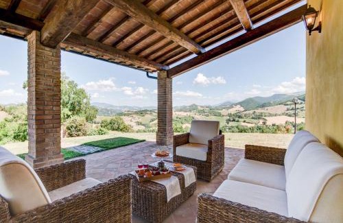 Urbania House | Holiday Home in Urbania with Hill Views