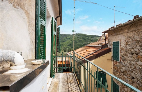 Castelnuovo Magra House | Holiday Home 'Casa Di Luciana' with Balcony and Wi-Fi