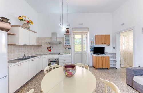 Morciano di Leuca House | Holiday Home 'Villetta Il Boschetto' with Shared Pool, Private Garden and Air Conditioning