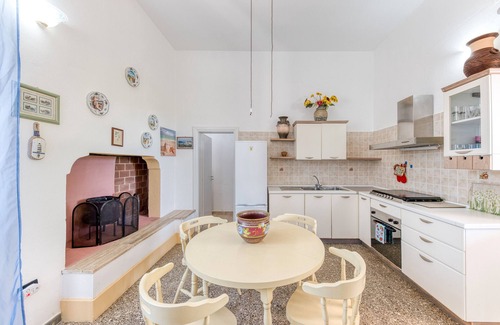 Morciano di Leuca House | Holiday Home 'Villetta Il Boschetto' with Shared Pool, Private Garden and Air Conditioning