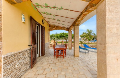 Morciano di Leuca House | Holiday Home 'Del Cuoco' with Shared Pool, Private Garden and Air Conditioning