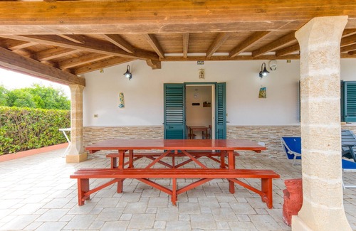 Morciano di Leuca Apartment | Holiday Home 'Villetta Cosimo' with Shared Pool, Private Garden and Air Conditioning