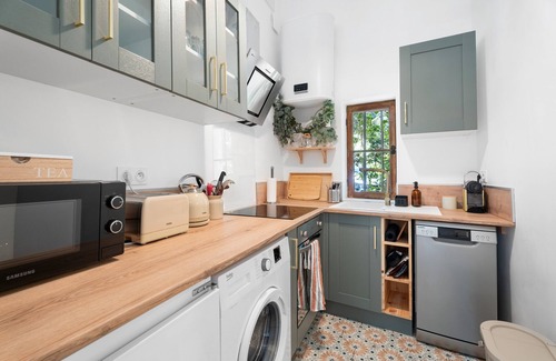 Toulon House | Holiday Home 'Joli Gîte' with Mountain View, Private Terrace and Wi-Fi