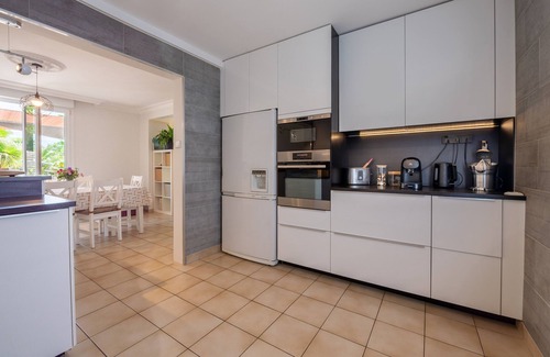 Vannes House | Holiday Home 'Jolie Maison Familiale' with Private Terrace, Private Garden and Wi-Fi