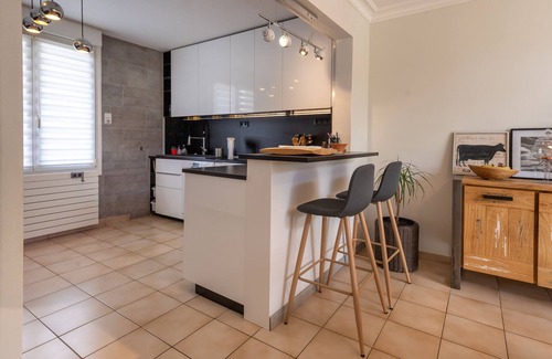 Vannes House | Holiday Home 'Jolie Maison Familiale' with Private Terrace, Private Garden and Wi-Fi