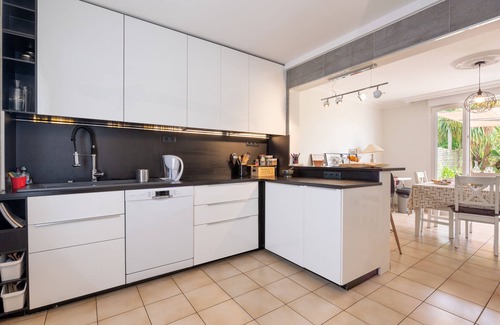 Vannes House | Holiday Home 'Jolie Maison Familiale' with Private Terrace, Private Garden and Wi-Fi