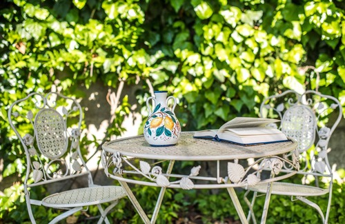 Chiusure House | Holiday home "L'Edera" with view over the gullies of the Crete Senesi and garden