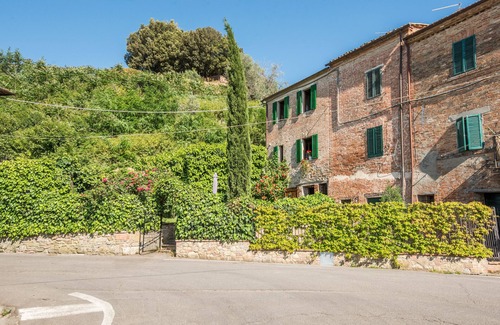 Chiusure House | Holiday home "L'Edera" with view over the gullies of the Crete Senesi and garden
