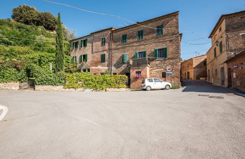 Chiusure House | Holiday home "L'Edera" with view over the gullies of the Crete Senesi and garden