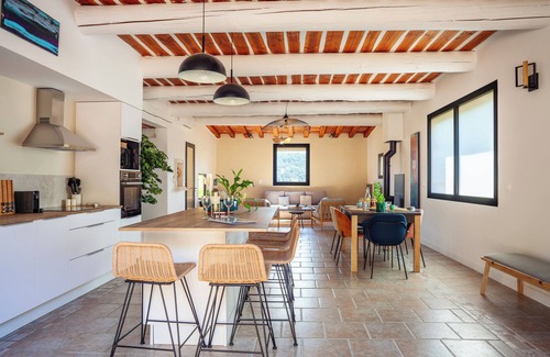 Auriol House | Holiday Home 'La Bastide Des Oliviers' with Mountain View, Wi-Fi and Air Conditioning