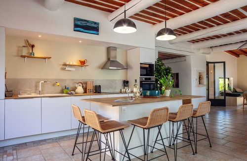 Auriol House | Holiday Home 'La Bastide Des Oliviers' with Mountain View, Wi-Fi and Air Conditioning