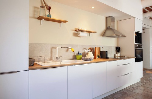 Auriol House | Holiday Home 'La Bastide Des Oliviers' with Mountain View, Wi-Fi and Air Conditioning