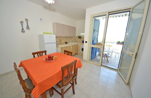 Lido Marini House | Holiday Home 'La Casa Dei Marini' with Balcony, Wi-Fi and Air Conditioning