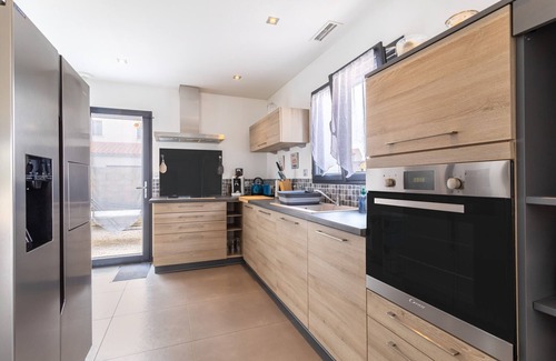 Cabestany House | Holiday Home 'La Casa Del Benestar' with Private Terrace, Wi-Fi and Air Conditioning