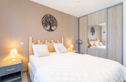 Cabestany House | Holiday Home 'La Casa Del Benestar' with Private Terrace, Wi-Fi and Air Conditioning
