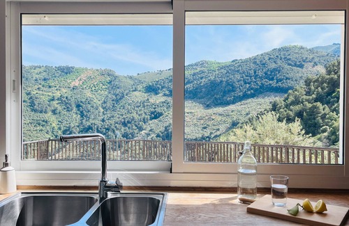 Yunquera House | Holiday Home 'La Casita De La Loma' with Mountain View, Wi-Fi and Air Conditioning