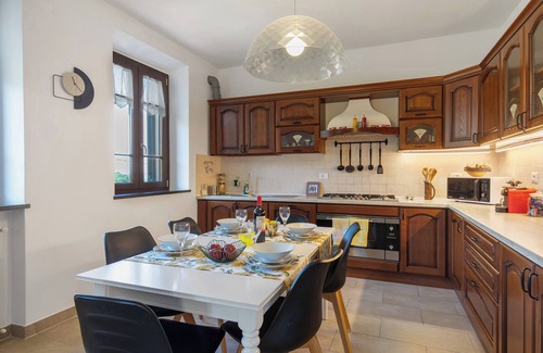 Massarosa House | Holiday Home 'La Dolce Vita' with Lake View, Wi-Fi and Air Conditioning